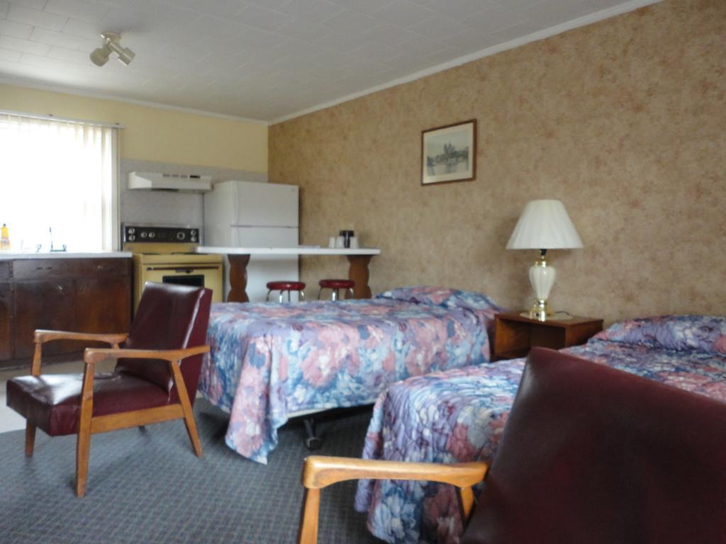 Hipwell'S Motel Fonthill Eksteriør bilde